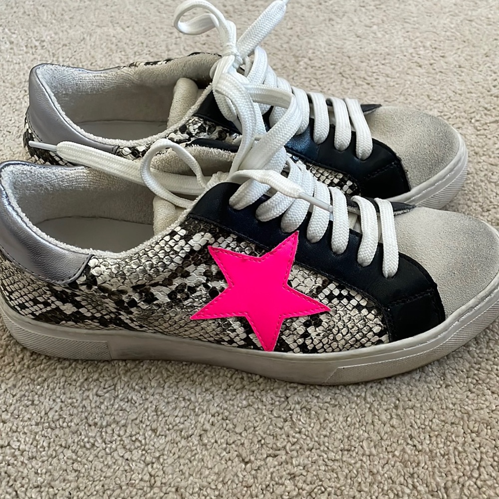 Steven my Steve Madden fashion sneakers. Snake skin detailing with hot pink star